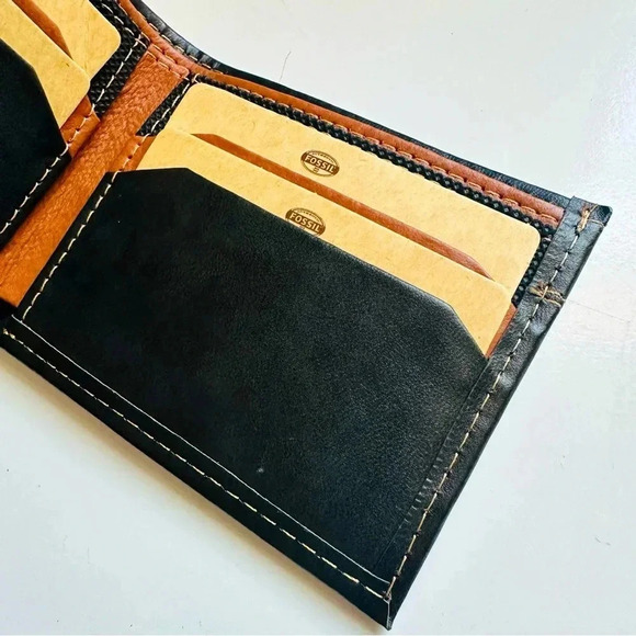 NWOT Fossil Men’s Leather Wallet W Keychain - Picture 2 of 6